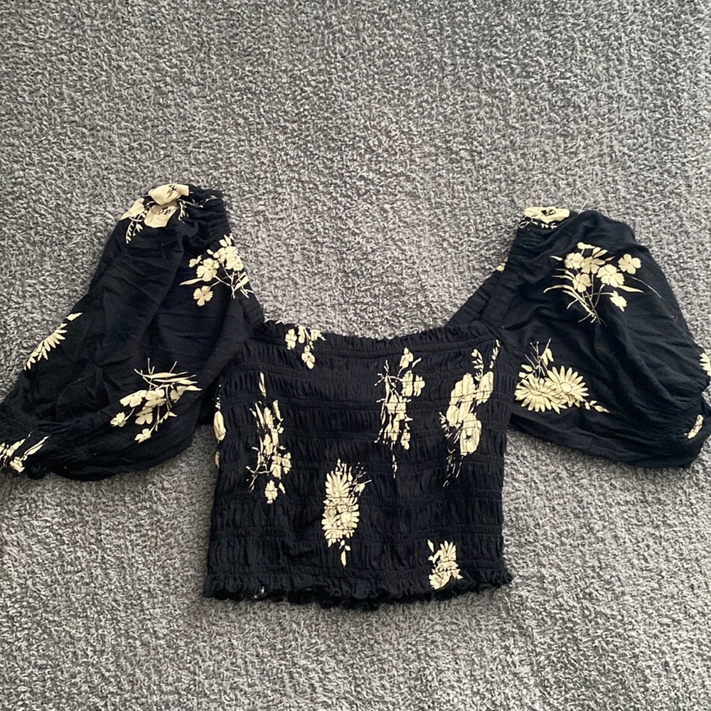 URBAN OUTFITTERS BALLOON SLEEVE TOP
